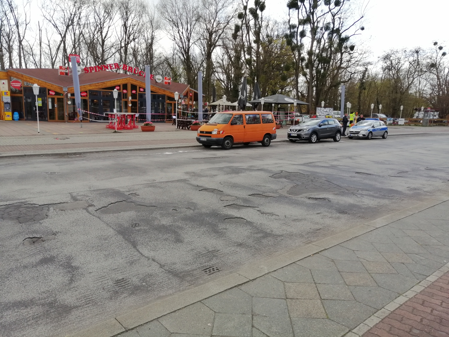 Beispiel 1 - Zustand vor der Straßensanierung in der Spanischen Allee zwischen Kronprinzessinnenweg und A 115 Brücke