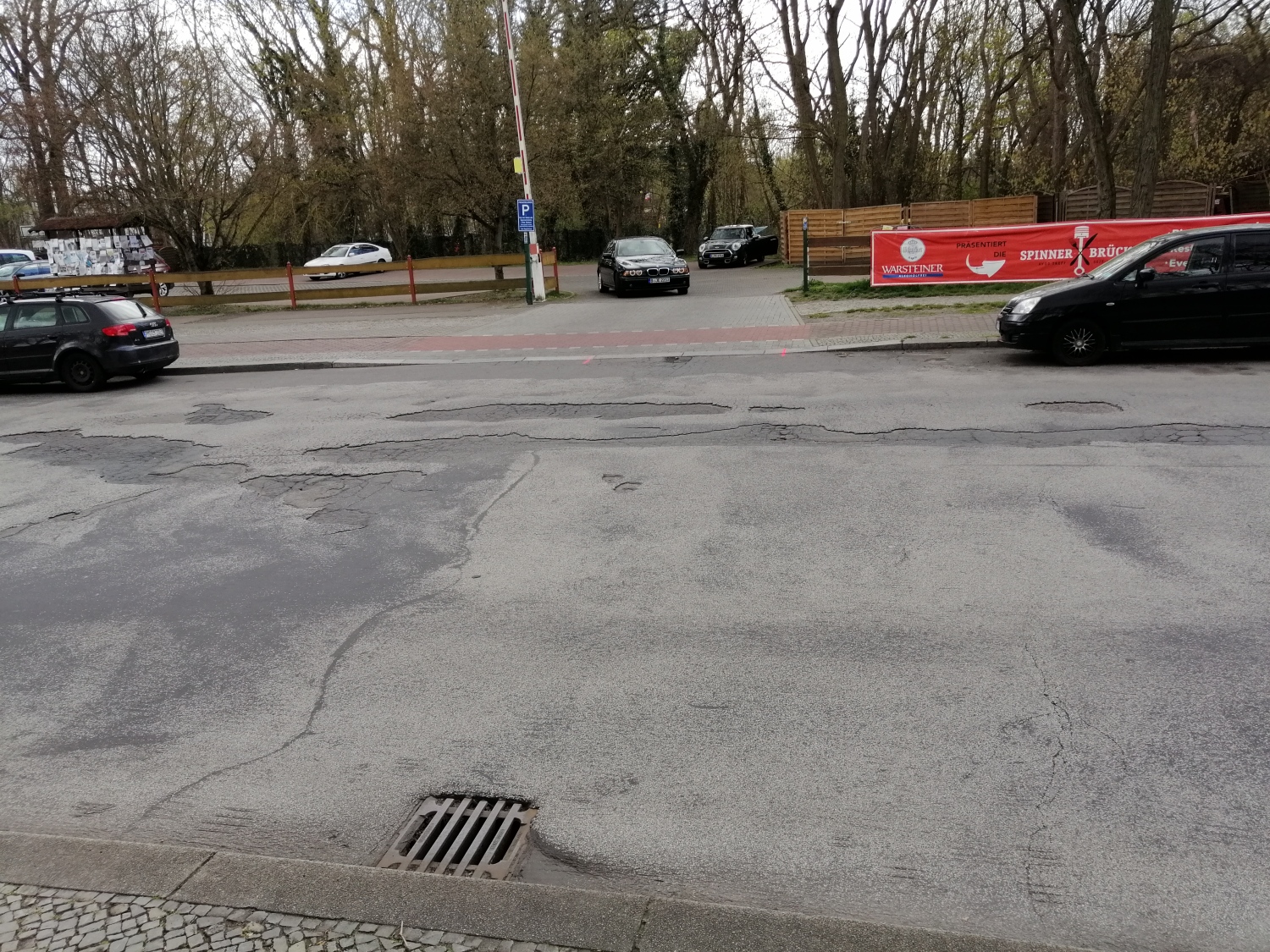 Beispiel 2 - Zustand vor der Straßensanierung in der Spanischen Allee zwischen Kronprinzessinnenweg und A 115 Brücke