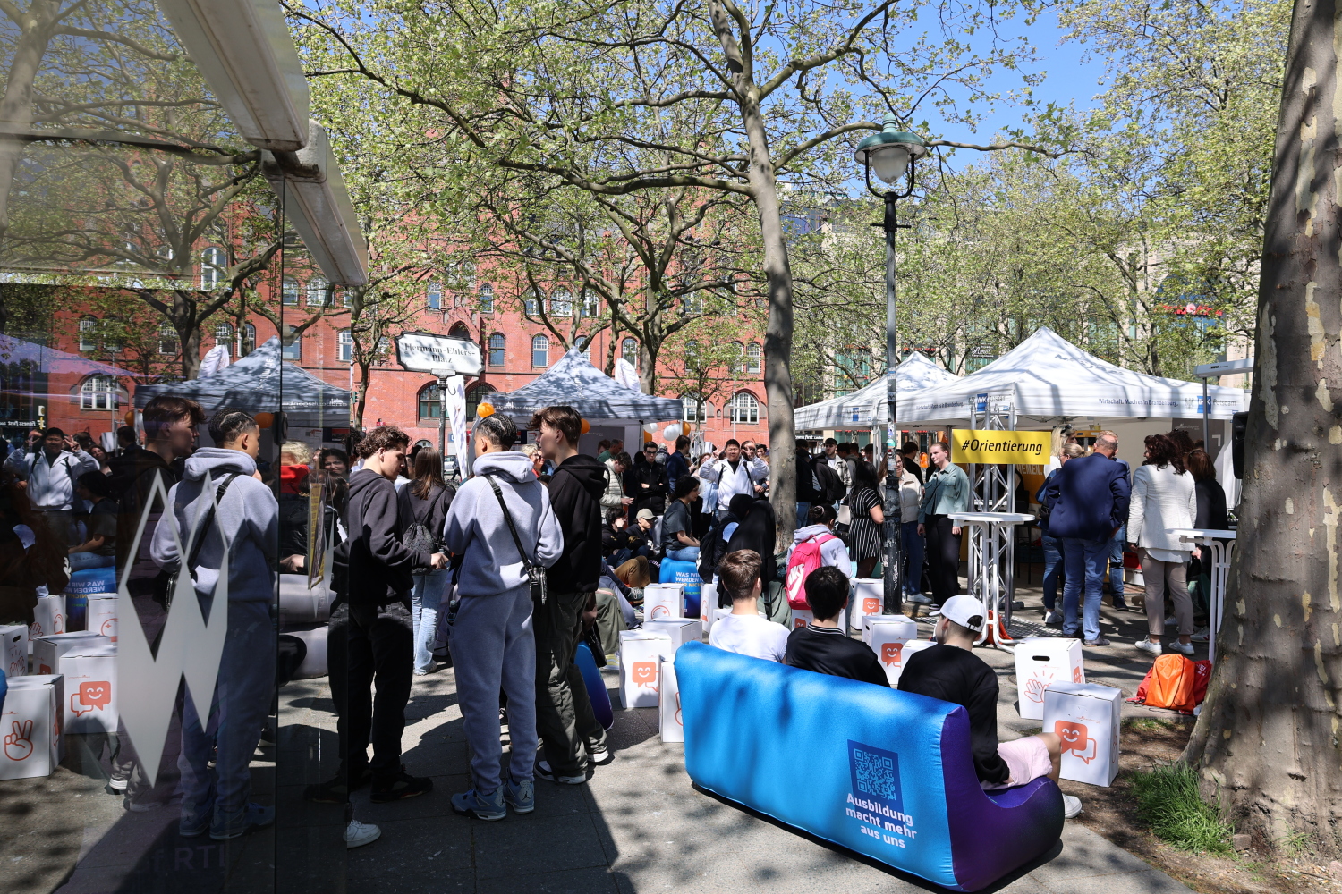 Kurz vor Beginn der IHK-Aktion "CouchTour" 2023 auf den Hermann-Ehlers-Platz, waren viele Jugendliche schon im Austausch