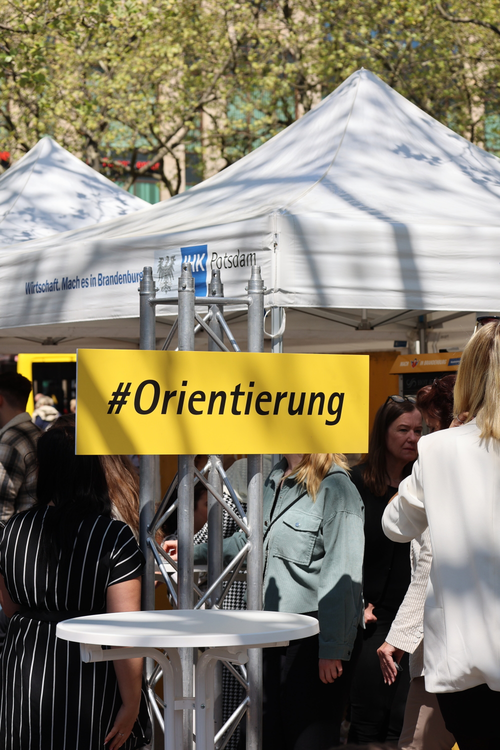 Ein Schild mit der Aufschrift #Orientierung ist an diesem Tag Programm