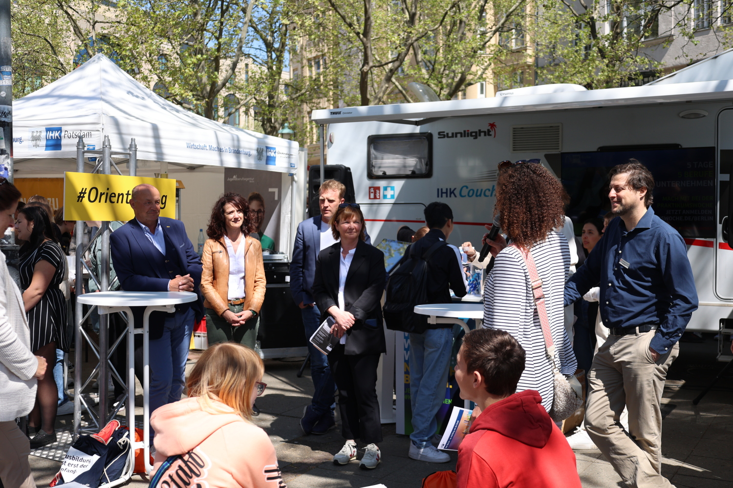 Verschiedene Beteiligte der "CouchTour" begrüßen die Jugendlichen auf dem Hermann-Ehlers-Platz