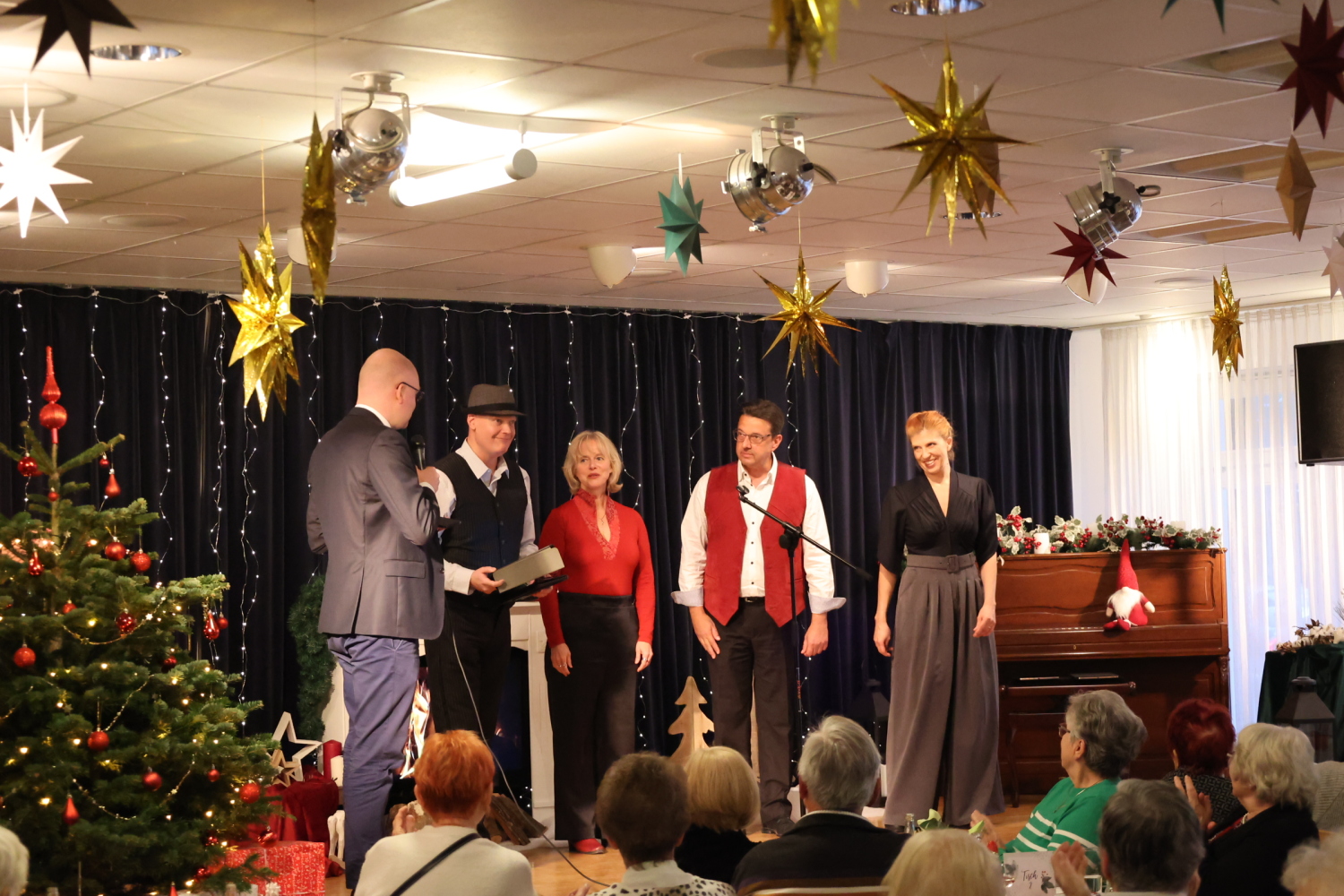 Bezirksstadtrat Tim Richter und die Musik-Gruppe "A- cappella-Ensembles Berlin´s" auf der Bühne