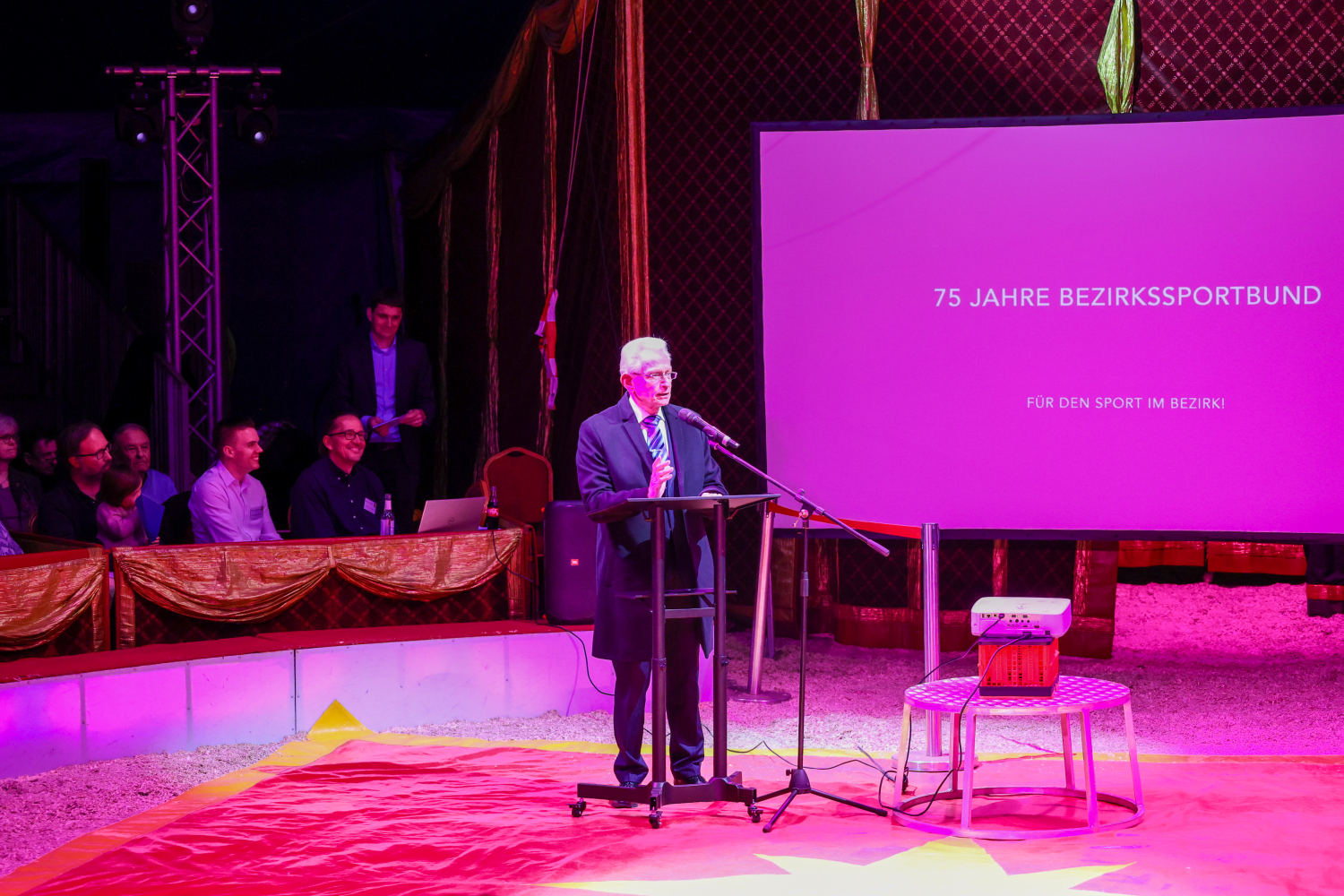Bezirksbürgermeister a.D. Norbert Kopp hält eine Rede anlässlich des 75-jährigen Jubiläums des Bezirkssportbunds