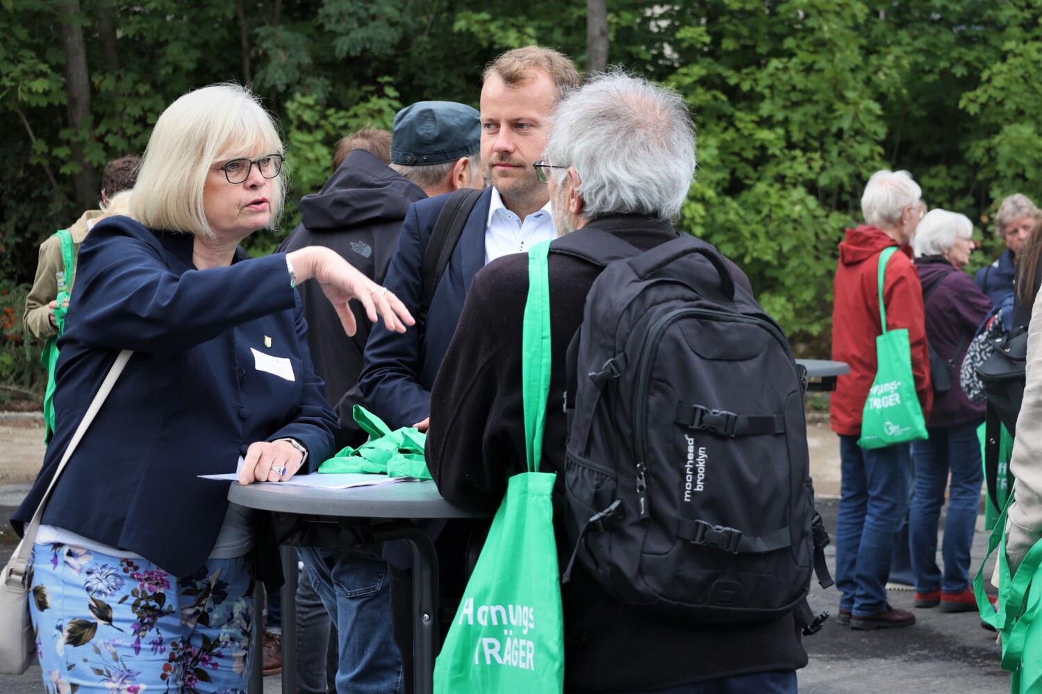Bezirksstadträtin Cerstin Richter-Kotowski (links) und Bezirksstadtrat Patrick Steinhoff (mitte) im Gespräch mit einem Bürger