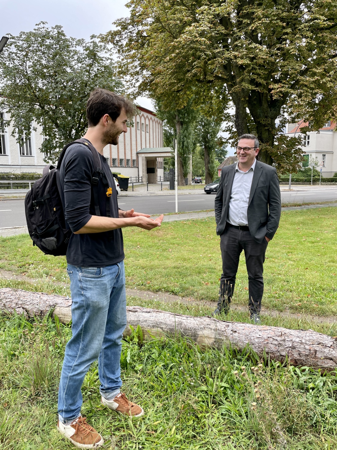 Bezirksstadtrat Urban Aykal und Leon SalischInitiator "Blühendes Dreieck"