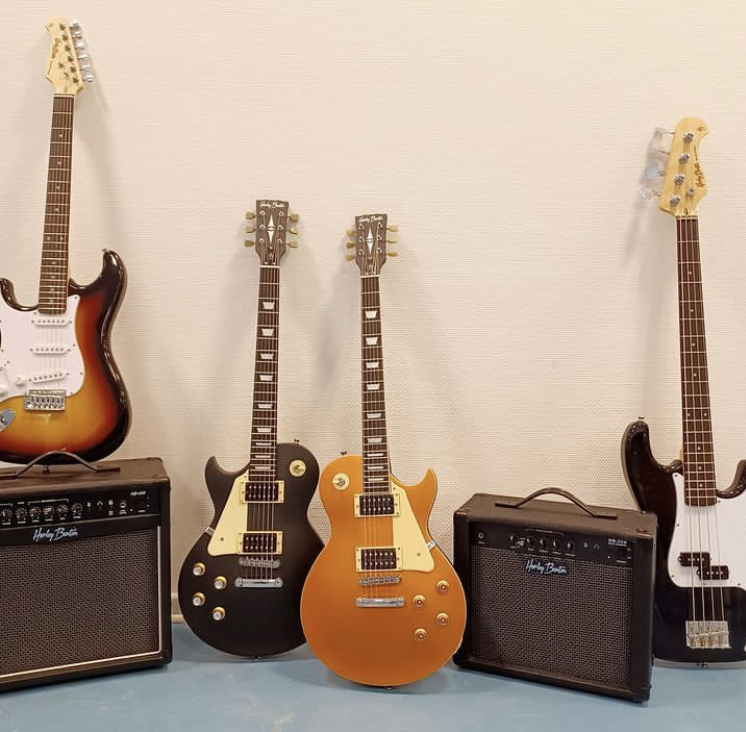E-Gitarren in der Ingeborg-Drewitz-Bibliothek