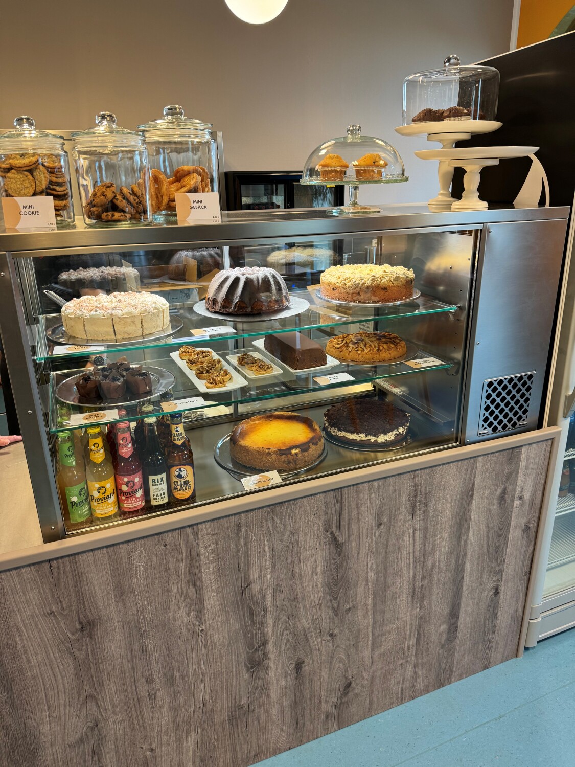 Eine leckere Auswahl an Getränken, Kuchen und Co. warten auf die Gäste