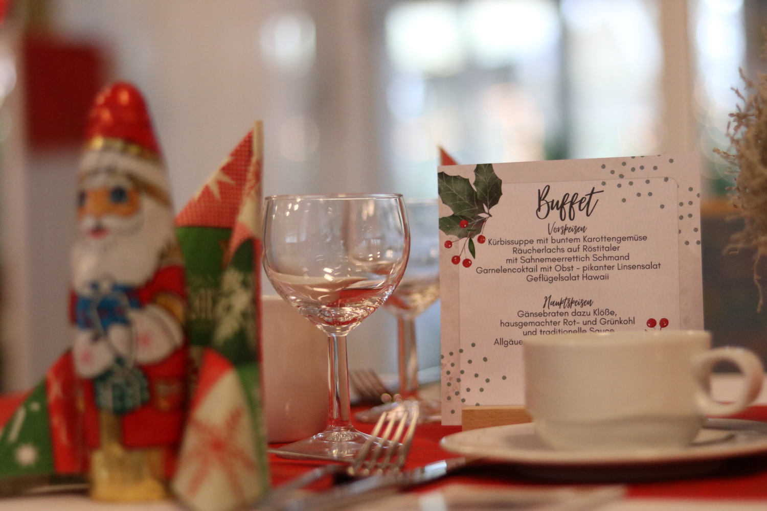 Eine festliche Tischdekoration mit einer Menükarte für ein Buffet