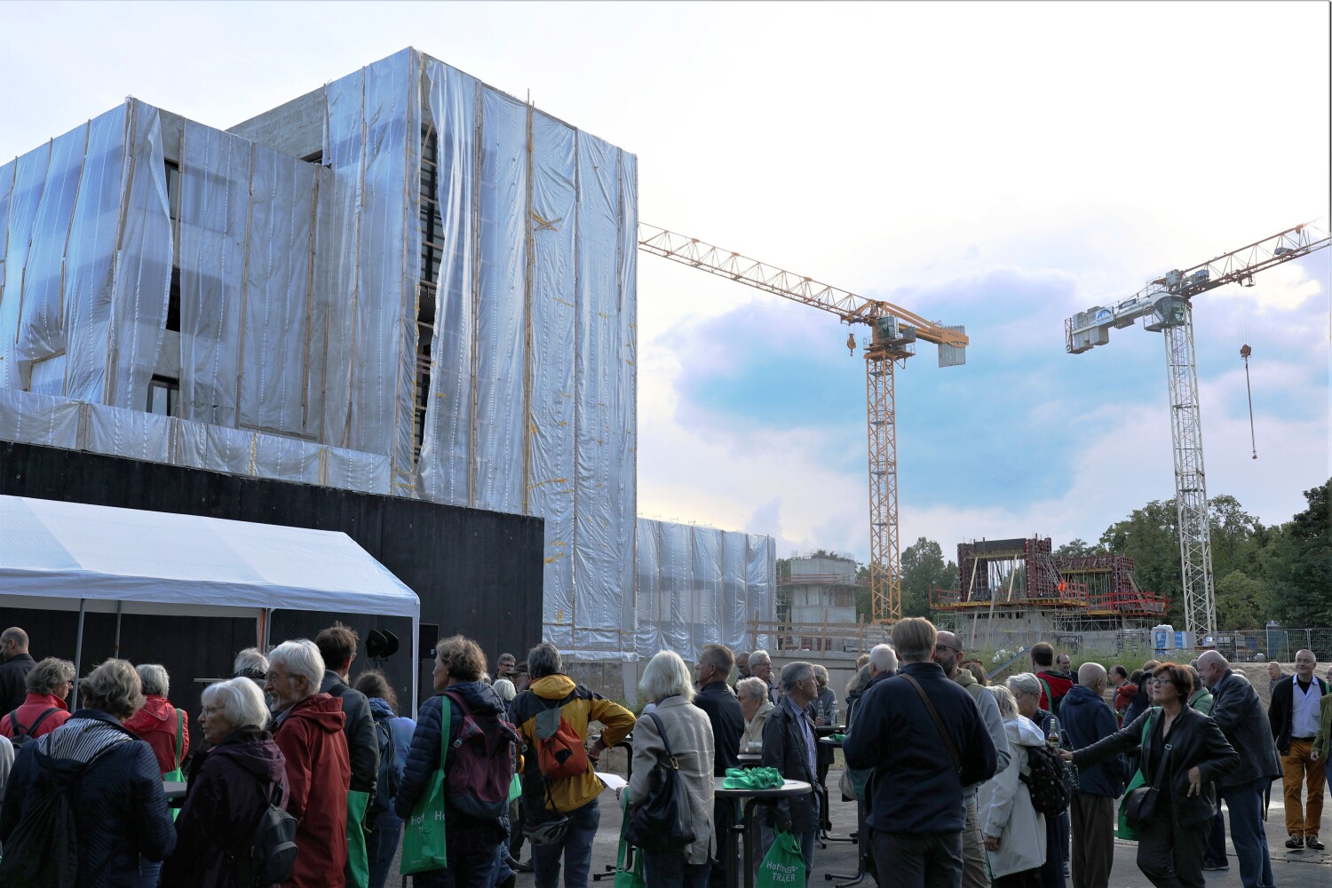 Interessierte Gäste beim Tag der offenen Baustelle des FUBIC