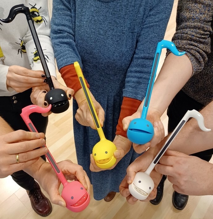 Otamatone in der Ingeborg-Drewitz-Bibliothek