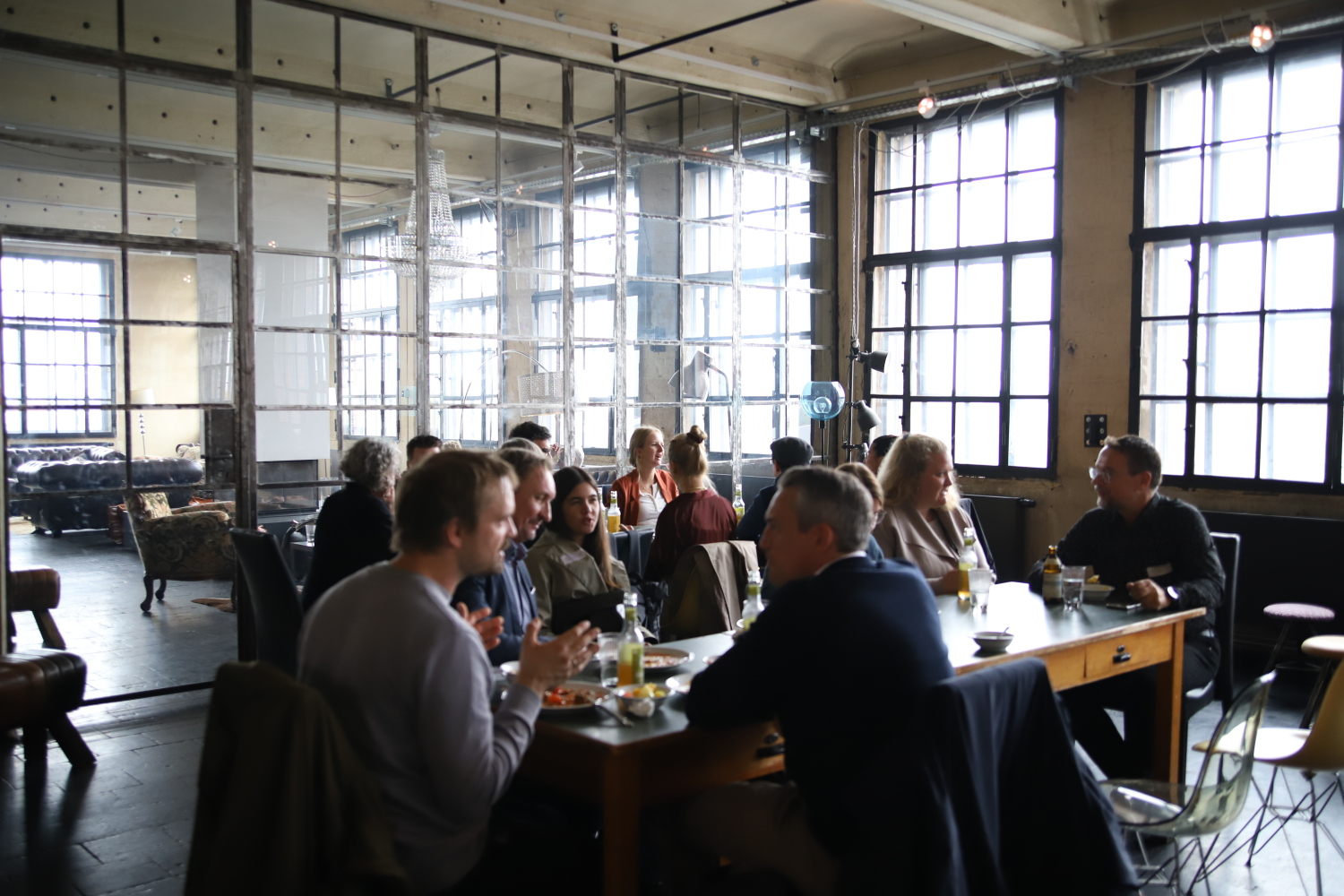 Die Teilnehmenden des Treffens beim gemeinsamen Mittagessen im Goerzwerk