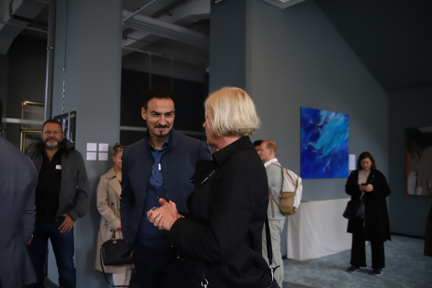 Teilnehmende des Treffens im Gespräch