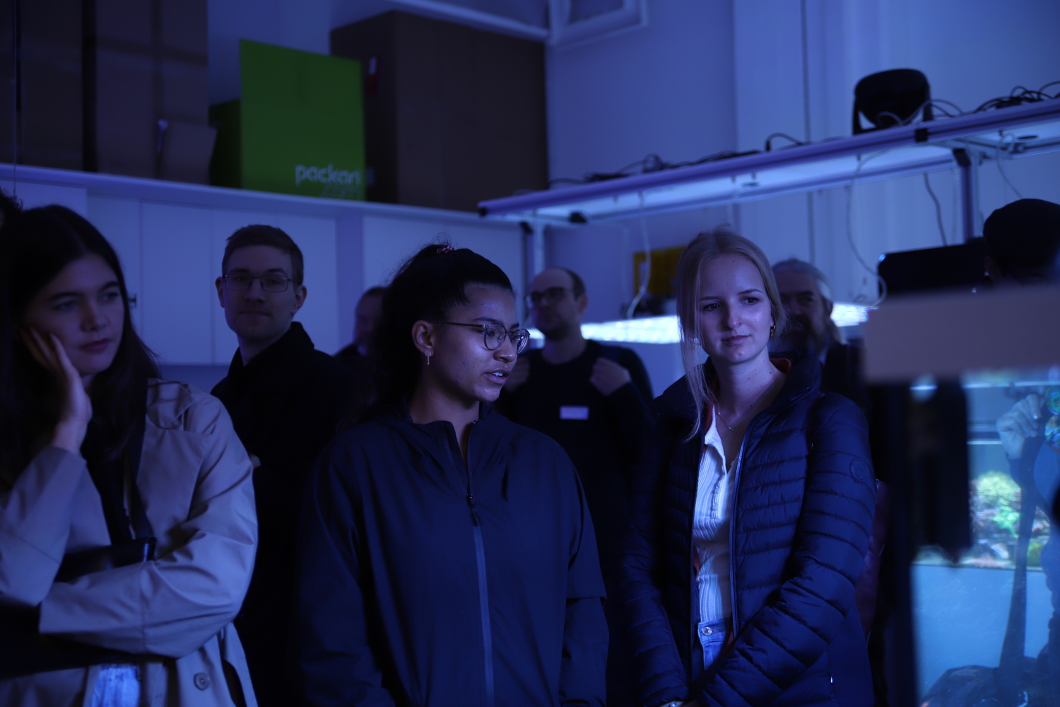 Teilnehmende des Treffens beim Besuch bei einer Korallenzucht in Berlin