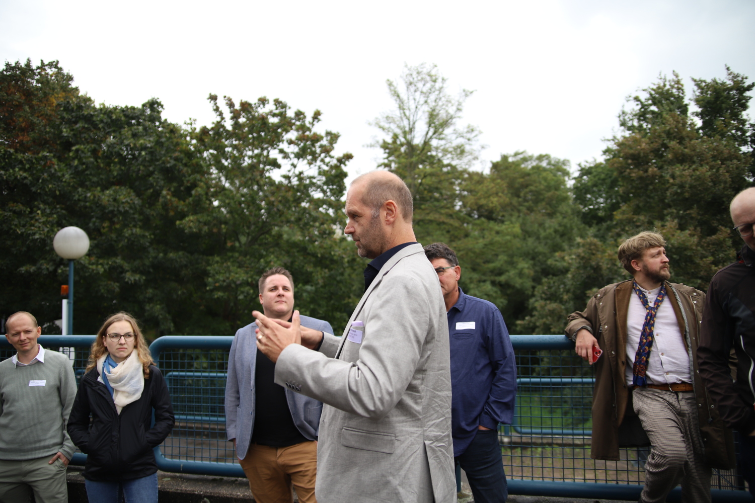 Prof. Dr. Schaal im Gespräch mit Teilnehmenden des Treffens