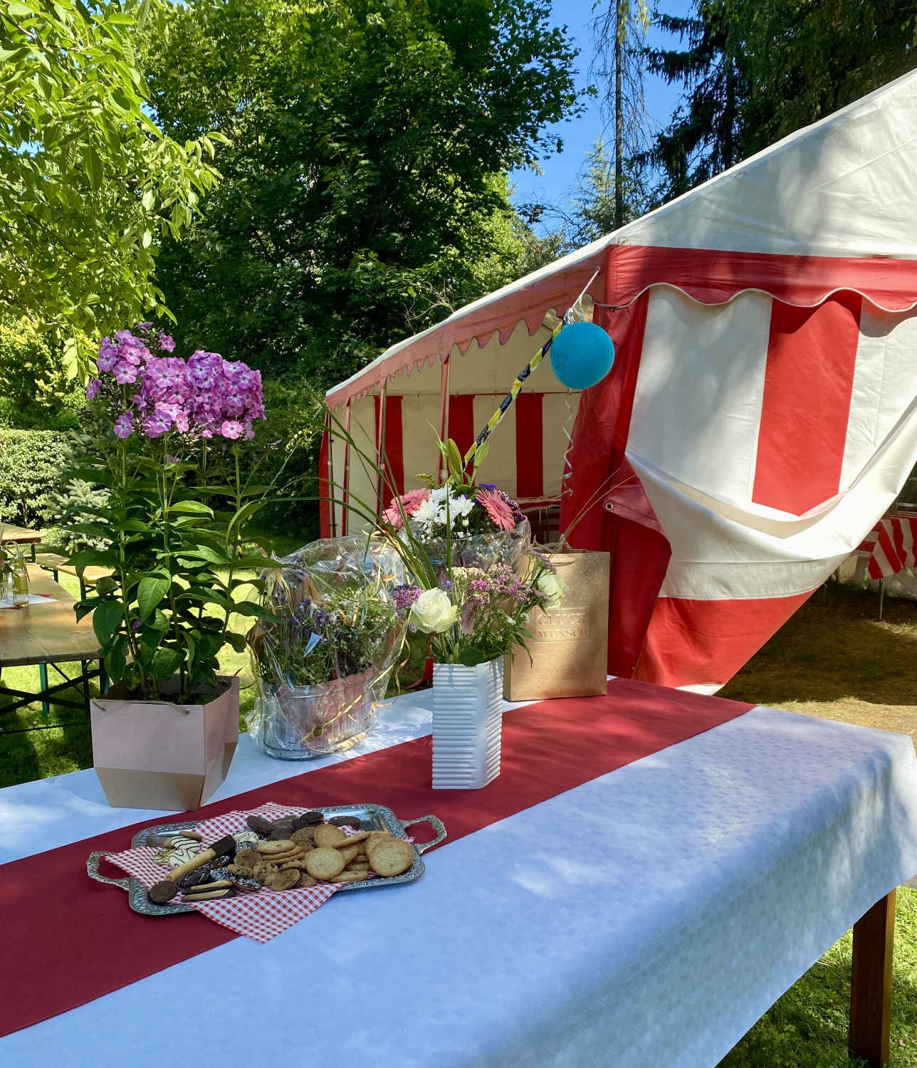 Tisch mit Blumen zum 50. Jubiläum der Suchtberatung