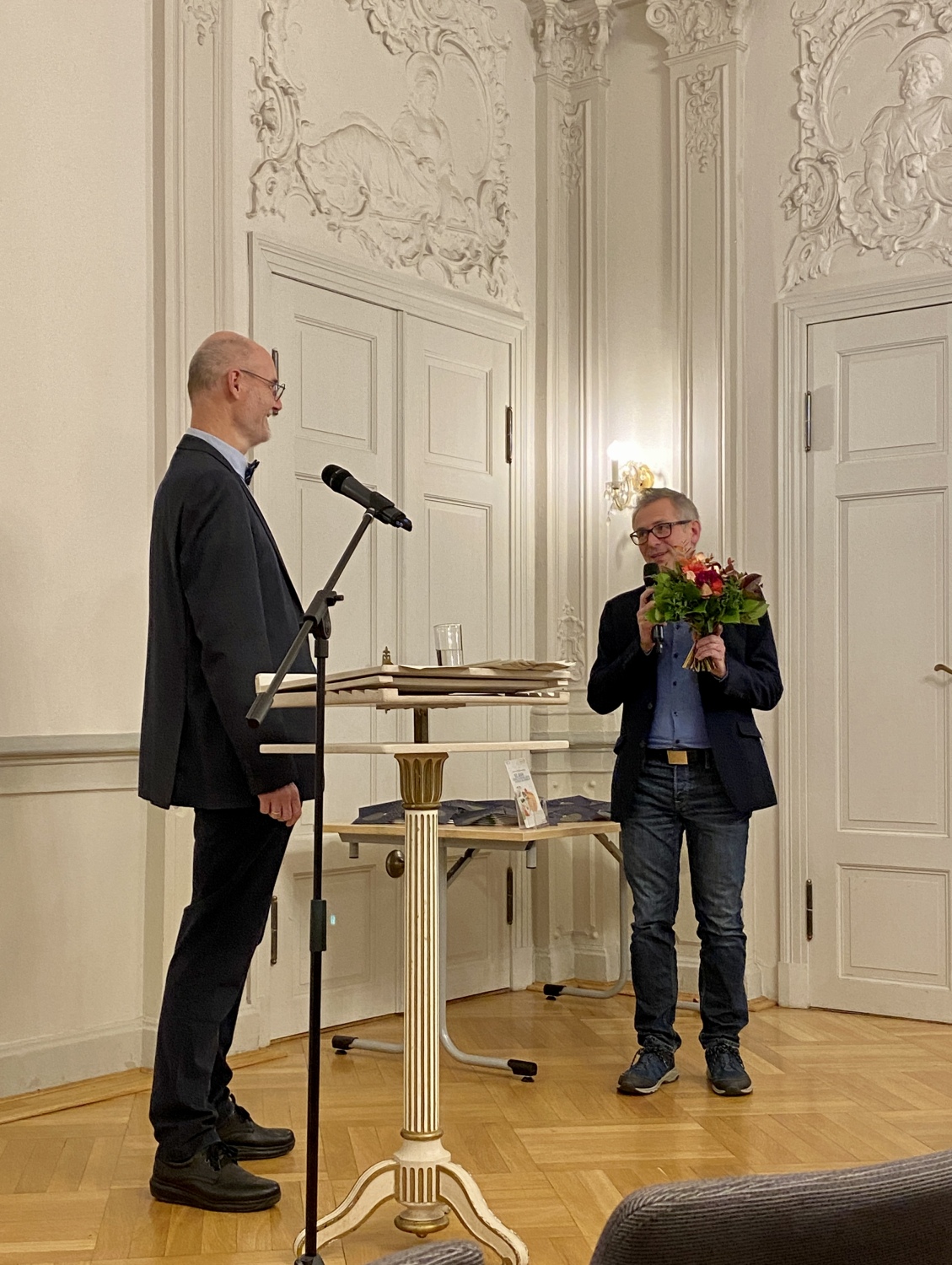 Übergabe des Blumenstraußes von Michael Rauscher an Armin A. Woy
