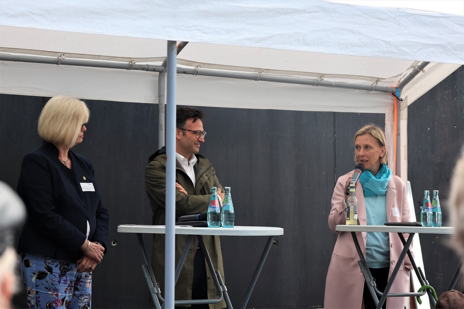 v.l.n.r.: Bezirksstadträtin Cerstin Richter-Kotowski, Managing Director der DRIVEN Investment GmbH (FUHUB) Toğrul Gönden und Aneta Bärwolf, Leiterin von Profund Innovation an der Freien Universität Berlin