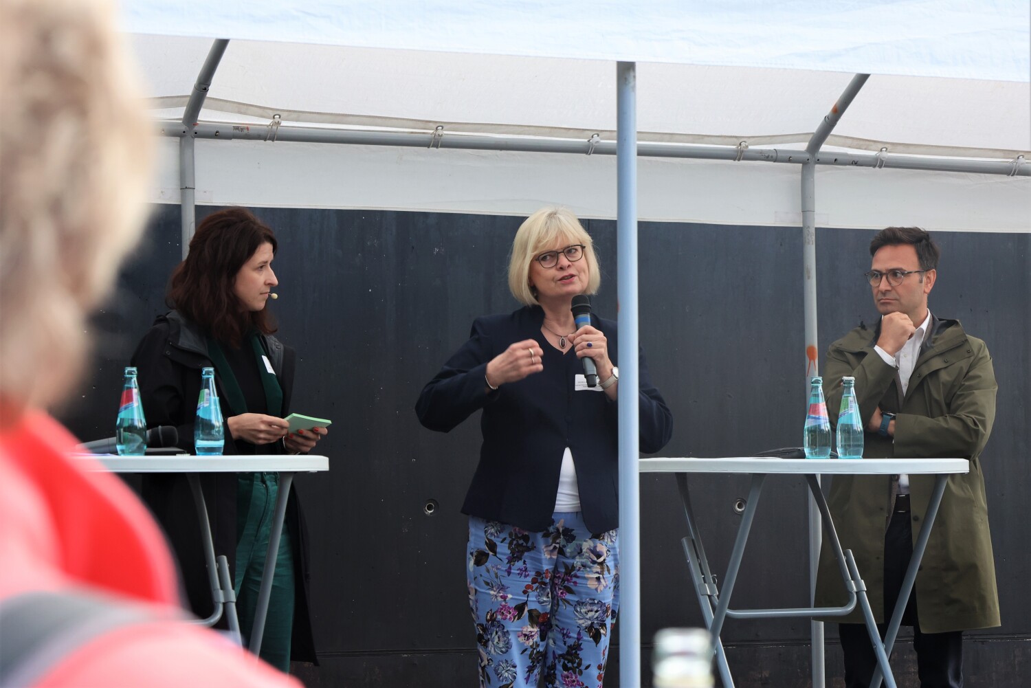 v.l.n.r.: Cindy Böhme (Moderatorin & Unternehmenssprecherin der WISTA Management GmbH), Bezirksstadträtin Cerstin Richter-Kotowski und Toğrul Gönden, Managing Director der DRIVEN Investment GmbH (FUHUB)