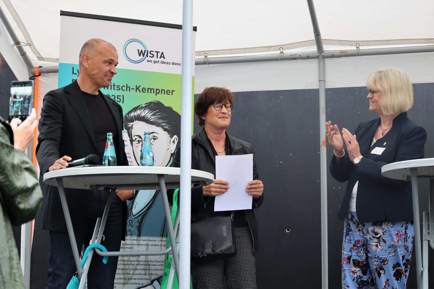 v.l.n.r.: Roland Sillmann, Geschäftsführer der WISTA Management GmbH, die Bürgerin welche den Namen Rabinowitsch-Kemper vorschlug und Bezirksstadträtin Cerstin Richter-Kotowski