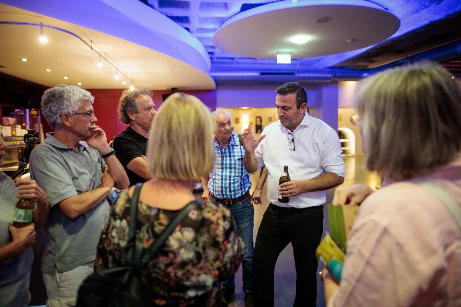 Bezirksstadtrat Urban Aykal beim Networking mit Gästen