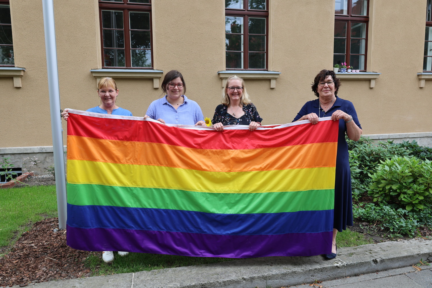 v.l.n.r.: Bezirksstadträtin Carolina Böhm, Madalina Draghici (Frauen- und Gleichstellungsbeauftragte), Yasmine-Blanche Werder (Vorstandsmitglied des Lesben- und Schwulenverband Berlin-Brandenburg e.V.) und Bezirksbürgermeisterin Maren Schellenberg