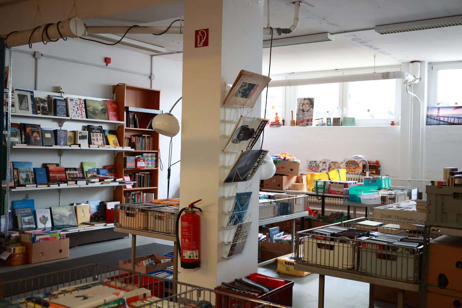 Ein großer Fundus an Büchern, DVDs, Spielen etc. in den Räumen des wiedereröffneten Rumpelbasars