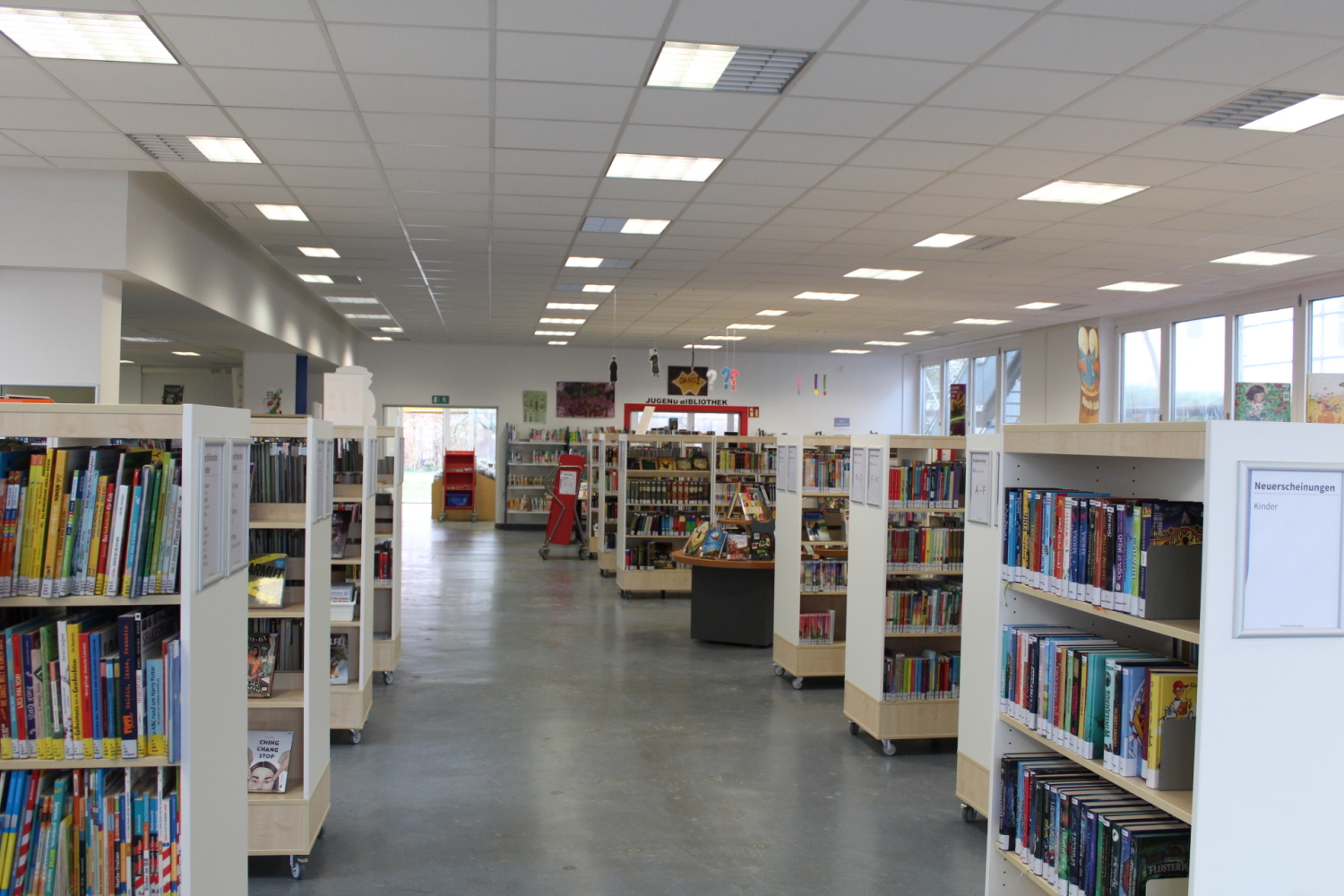 Neue Kinder- und Jugendabteilung in der Gottfried-Benn-Bibliothek mit mobilen Bücherregalen.
