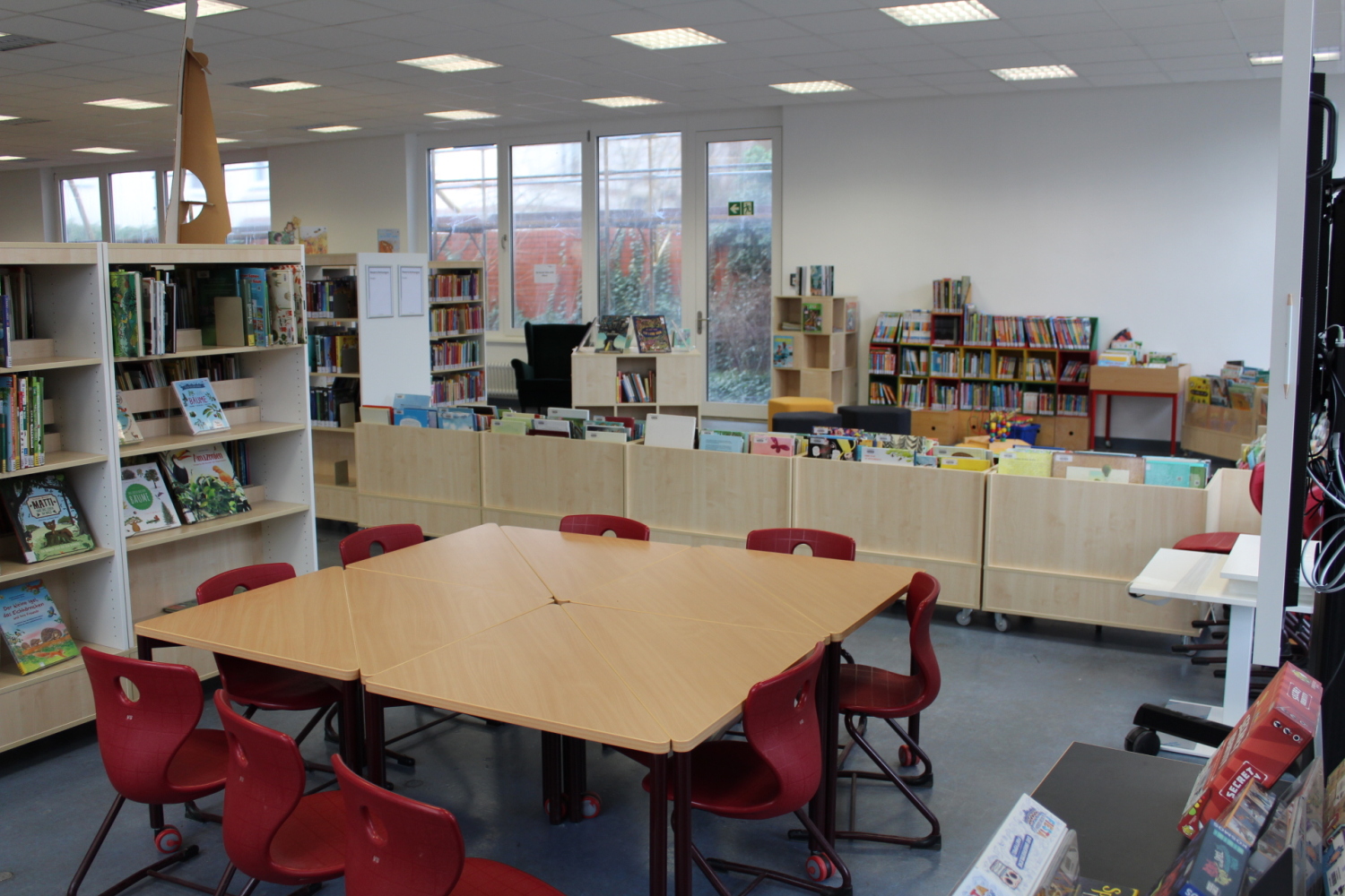 Die neu eingerichtete interaktive Spielecke der Gottfried-Benn-Bibliothek, ausgestattet mit einem Smartboard für digitales Lernen und Spielen.