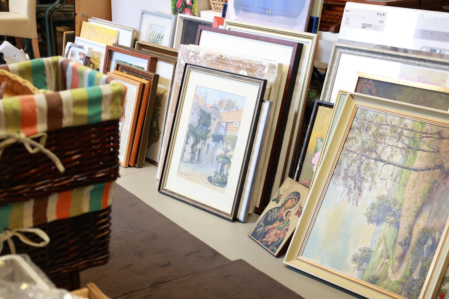 Verschiedene Gemälde in den Räumen des Rumpelbasars