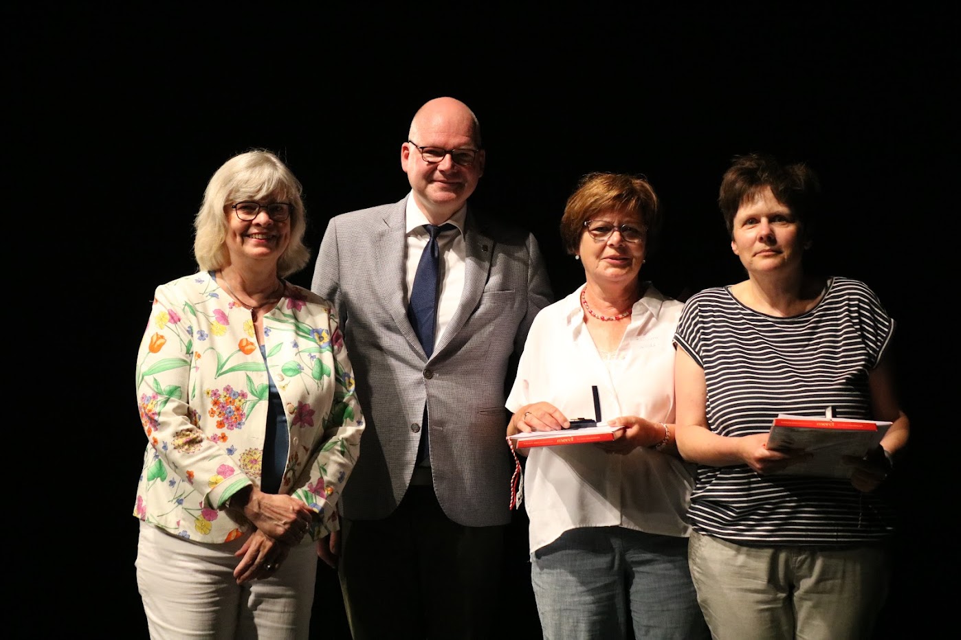 v.l.n.r.: Bezirksstadträtin Cerstin Richter-Kotowski, Bezirksstadtrat Tim Richter, Frau Barbara Heldt und Frau Silke B.