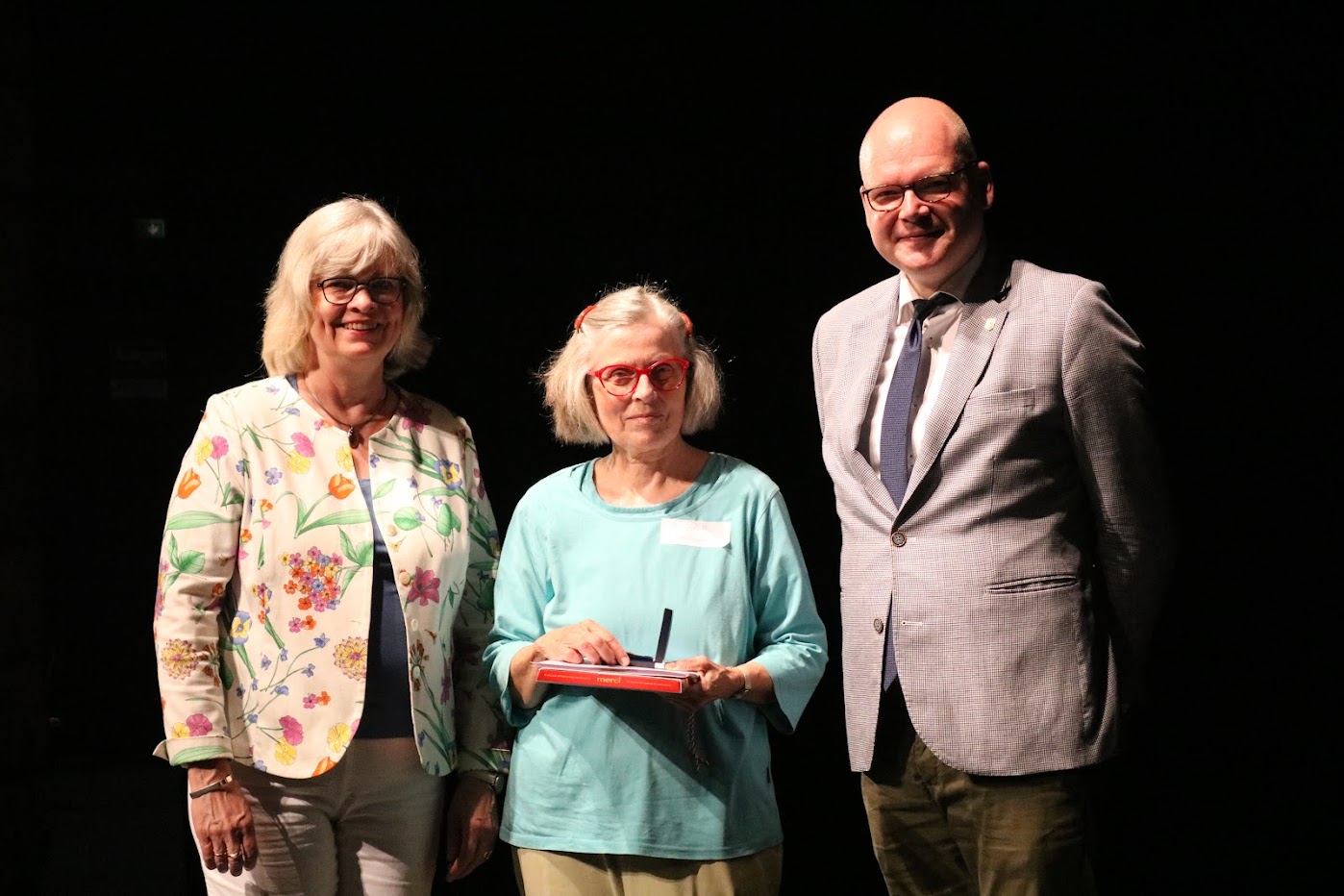 v.l.n.r.: Bezirksstadträtin Cerstin Richter-Kotowski, Frau Annelott Neumann und Bezirksstadtrat Tim Richter