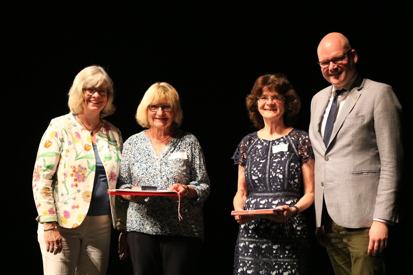 v.l.n.r.: Bezirksstadträtin Cerstin Richter-Kotowski, Frau Brigitte Röder, Frau Tania Reh und Bezirksstadtrat Tim Richter