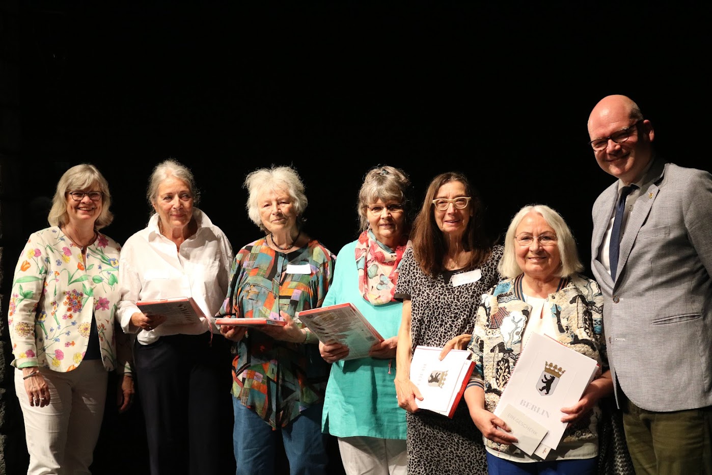 v.l.n.r.: Bezirksstadträtin Cerstin Richter-Kotowski, Frau Carola Siegel, Frau Christiane Schönborn, Frau Ursula Rüstig, Frau Brigitte Jendreyko, Frau Johanna Gilson-Ziegler und Bezirksstadtrat Tim Richter