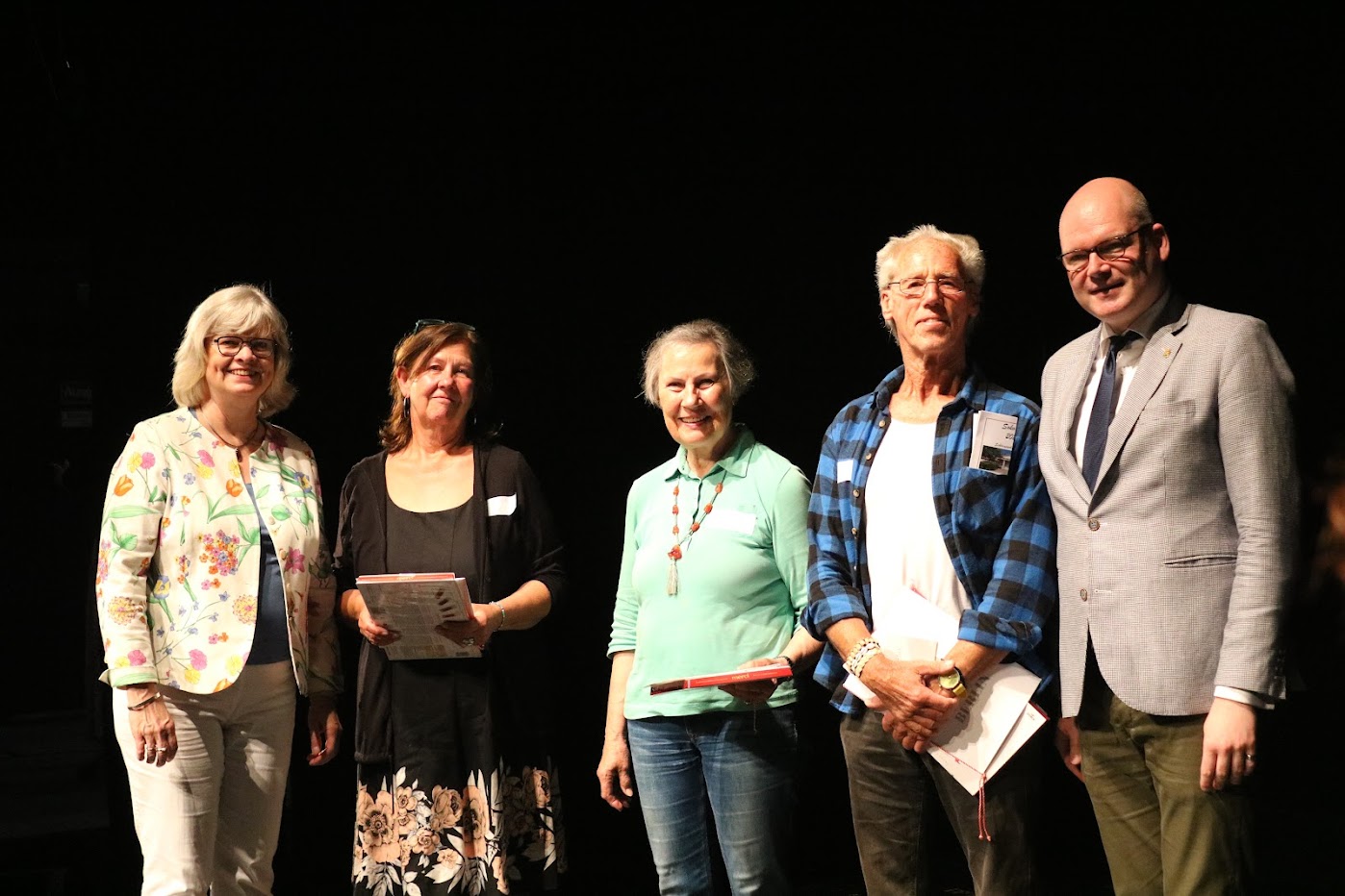 v.l.n.r.: Bezirksstadträtin Cerstin Richter-Kotowski, Frau Claudia Voht, Frau Brigitte Thaens, Herr Peter Siewert und Bezirksstadtrat Tim Richter