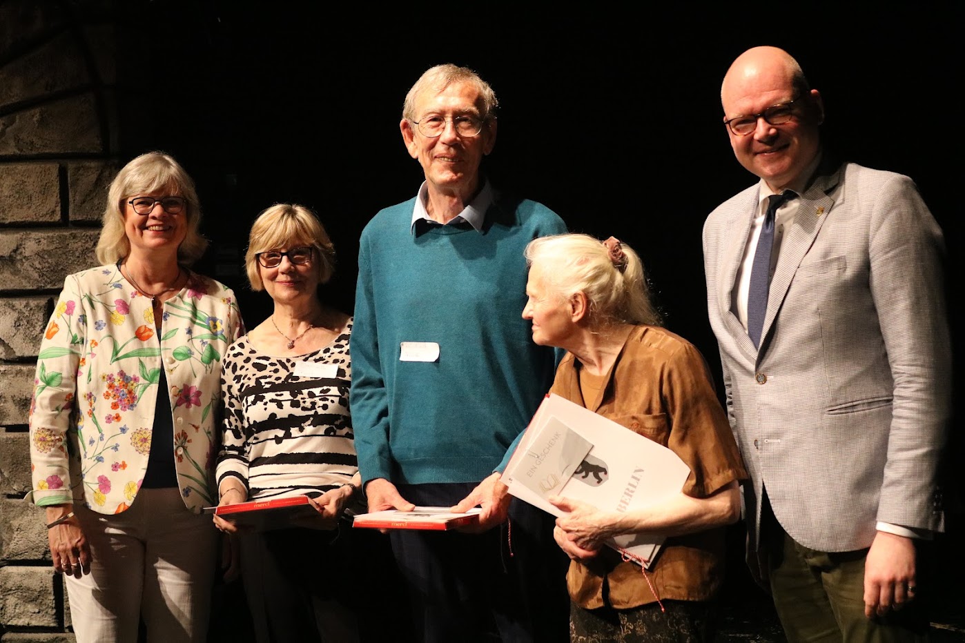 v.l.n.r.: Bezirksstadträtin Cerstin Richter-Kotowski, Frau Gabriele Funk, Herr Reinhard Fürch, Frau Alina Daniel und Bezirksstadtrat Tim Richter