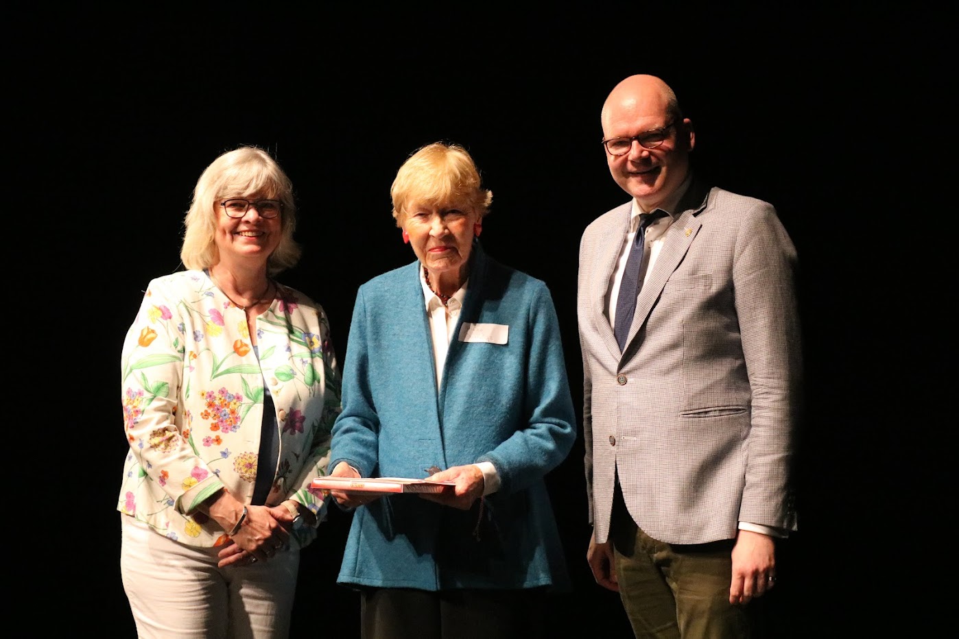 v.l.n.r.: Bezirksstadträtin Cerstin Richter-Kotowski, Frau Hilke Dethlefs und Bezirksstadtrat Tim Richter