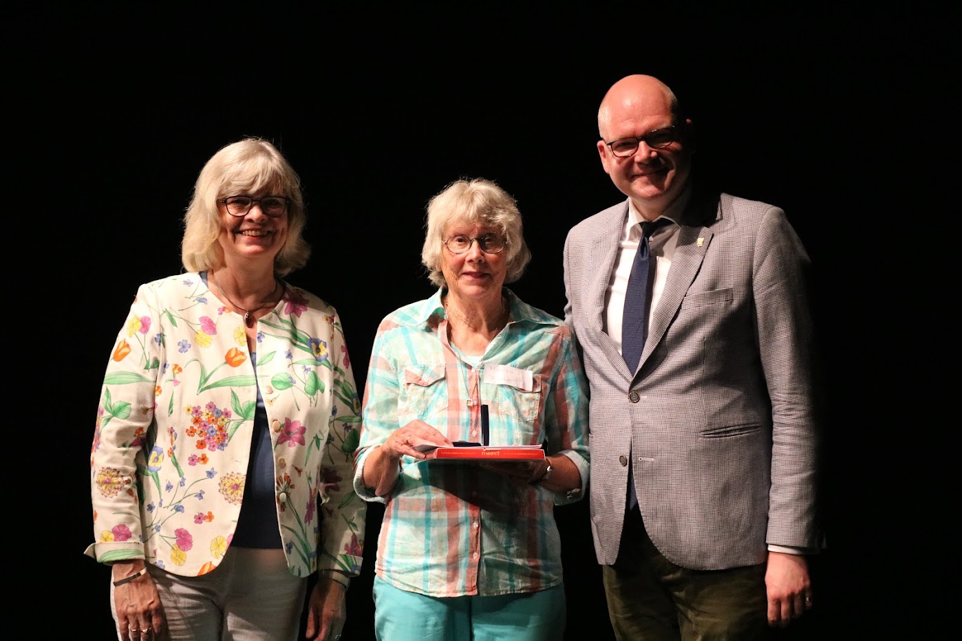 v.l.n.r.: Bezirksstadträtin Cerstin Richter-Kotowski, Frau Monika Fischer und Bezirksstadtrat Tim Richter