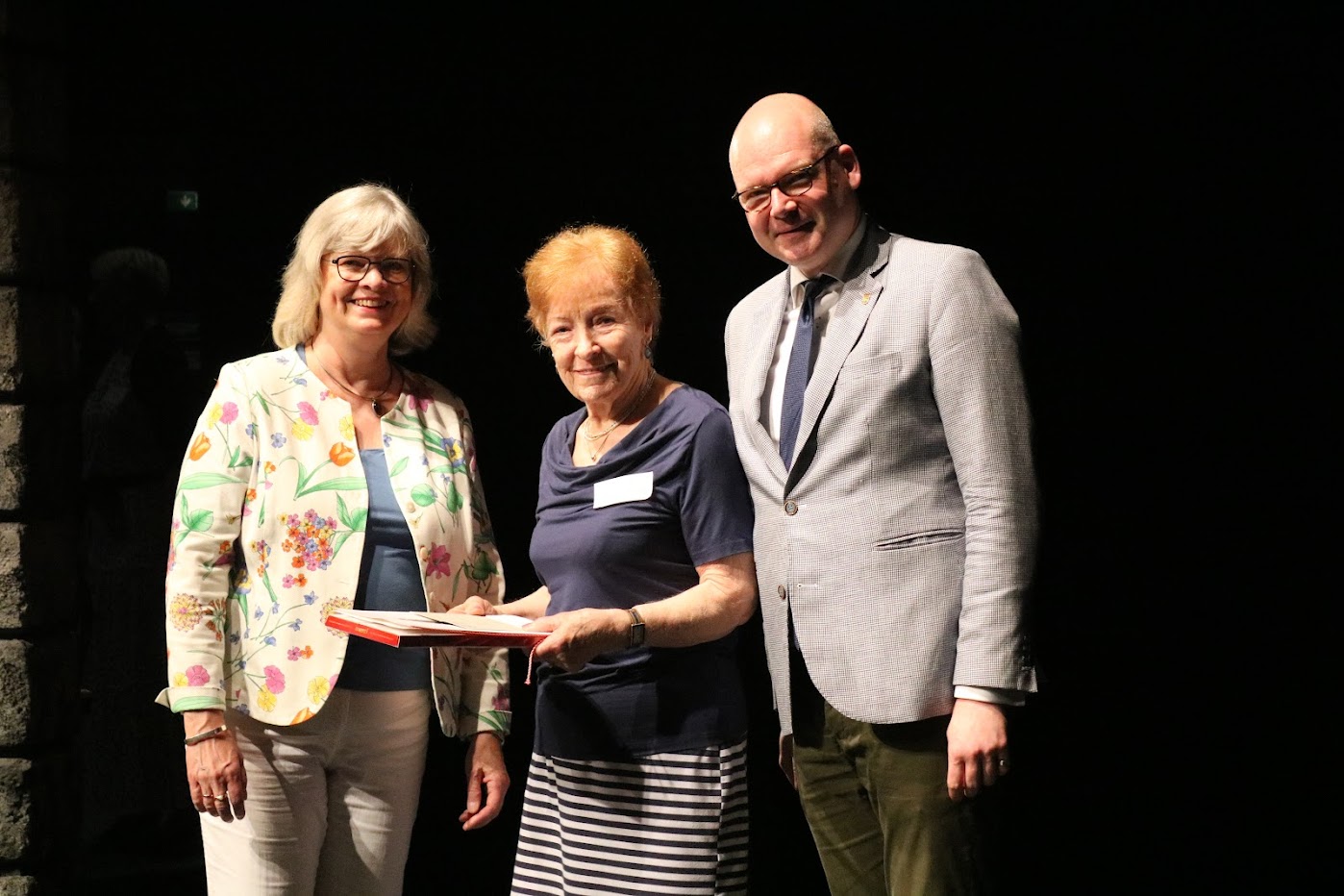 v.l.n.r.: Bezirksstadträtin Cerstin Richter-Kotowski, Frau Sieglinde Schwarz-Schultz und Bezirksstadtrat Tim Richter