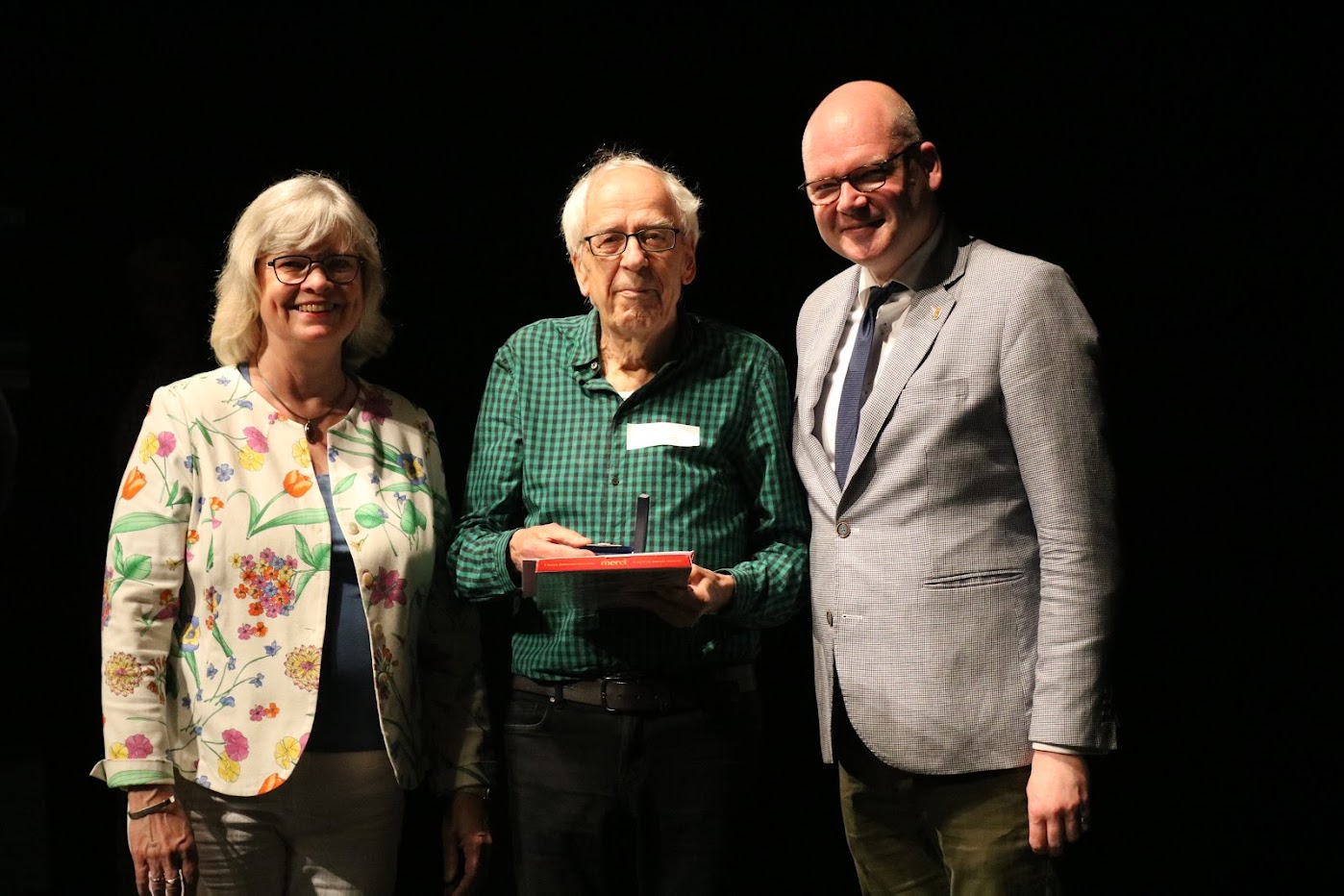 v.l.n.r.: Bezirksstadträtin Cerstin Richter-Kotowski, Herr Detlef Kleinert und Bezirksstadtrat Tim Richter