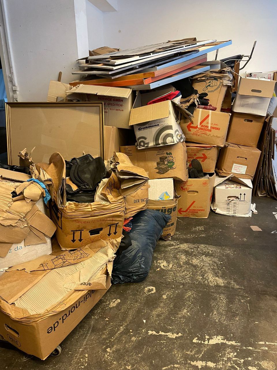 Vom Löschwasser beschädigte Kartons und Ware des Rumpelbasars