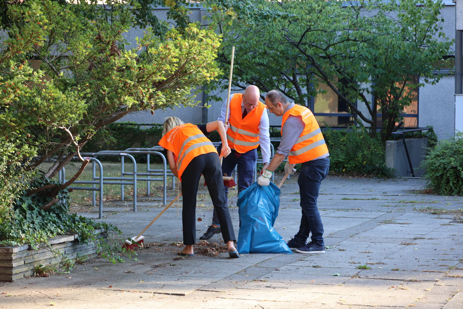 Gemeinsame Putzaktion rund um das Rathaus Zehlendorf