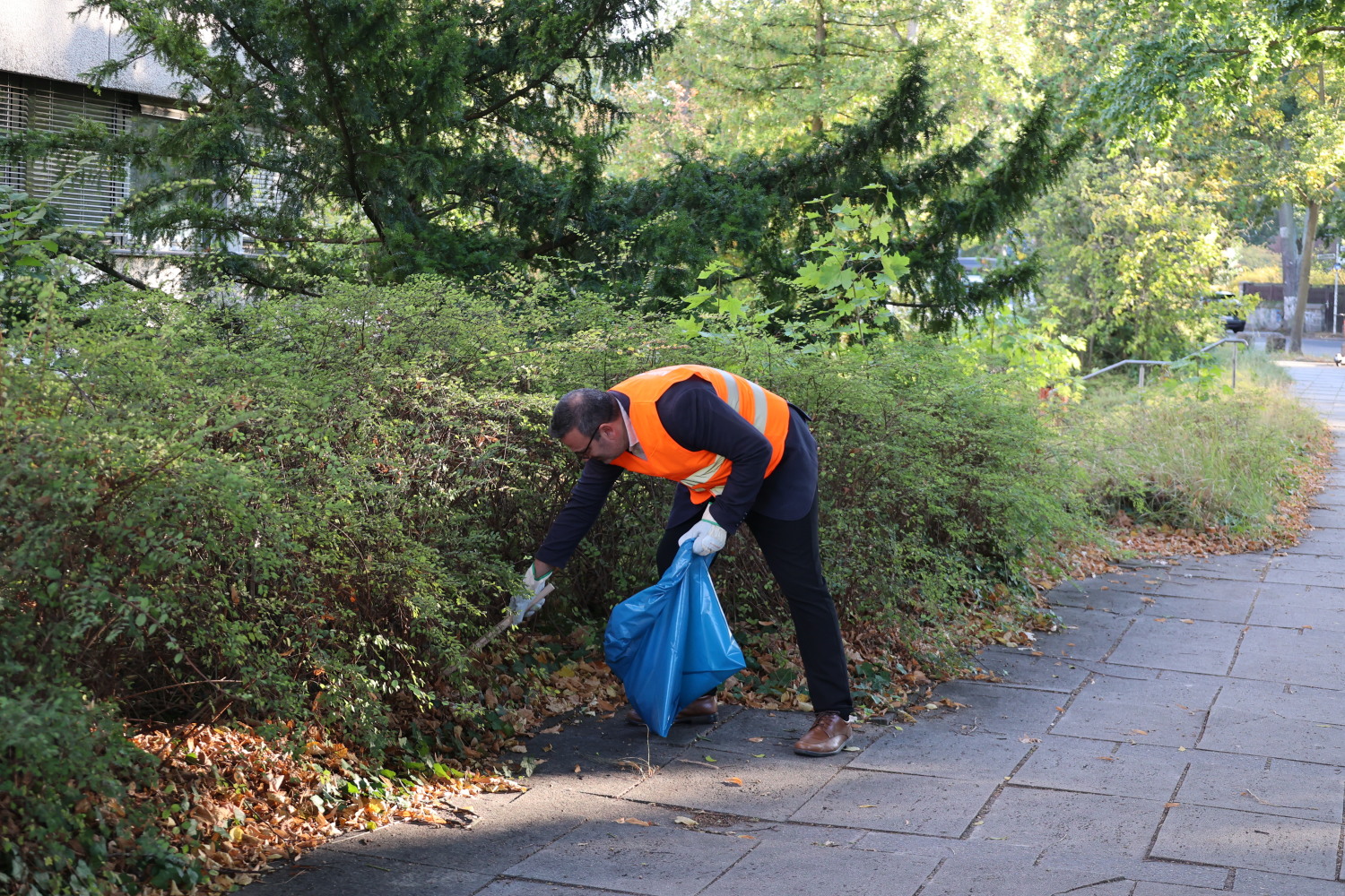 Bezirksstadtrat Urban Aykal vor dem Bauteil D des Rathauses Zehlendorf