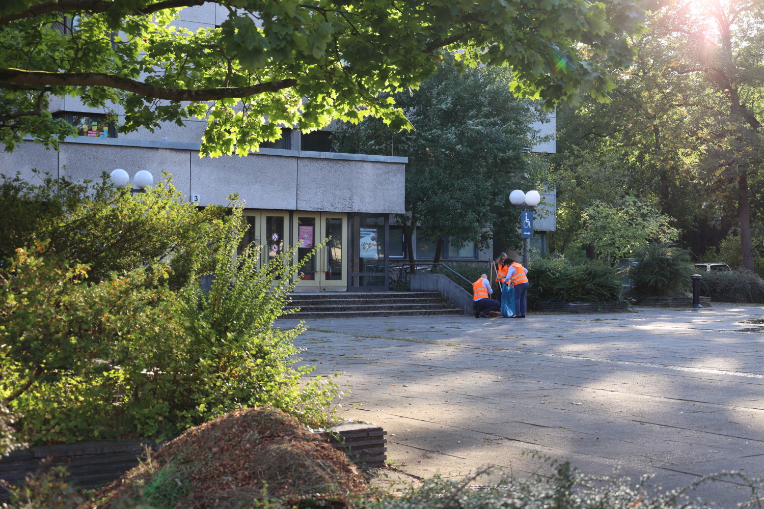 Gemeinsame Putzaktion rund um das Rathaus Zehlendorf