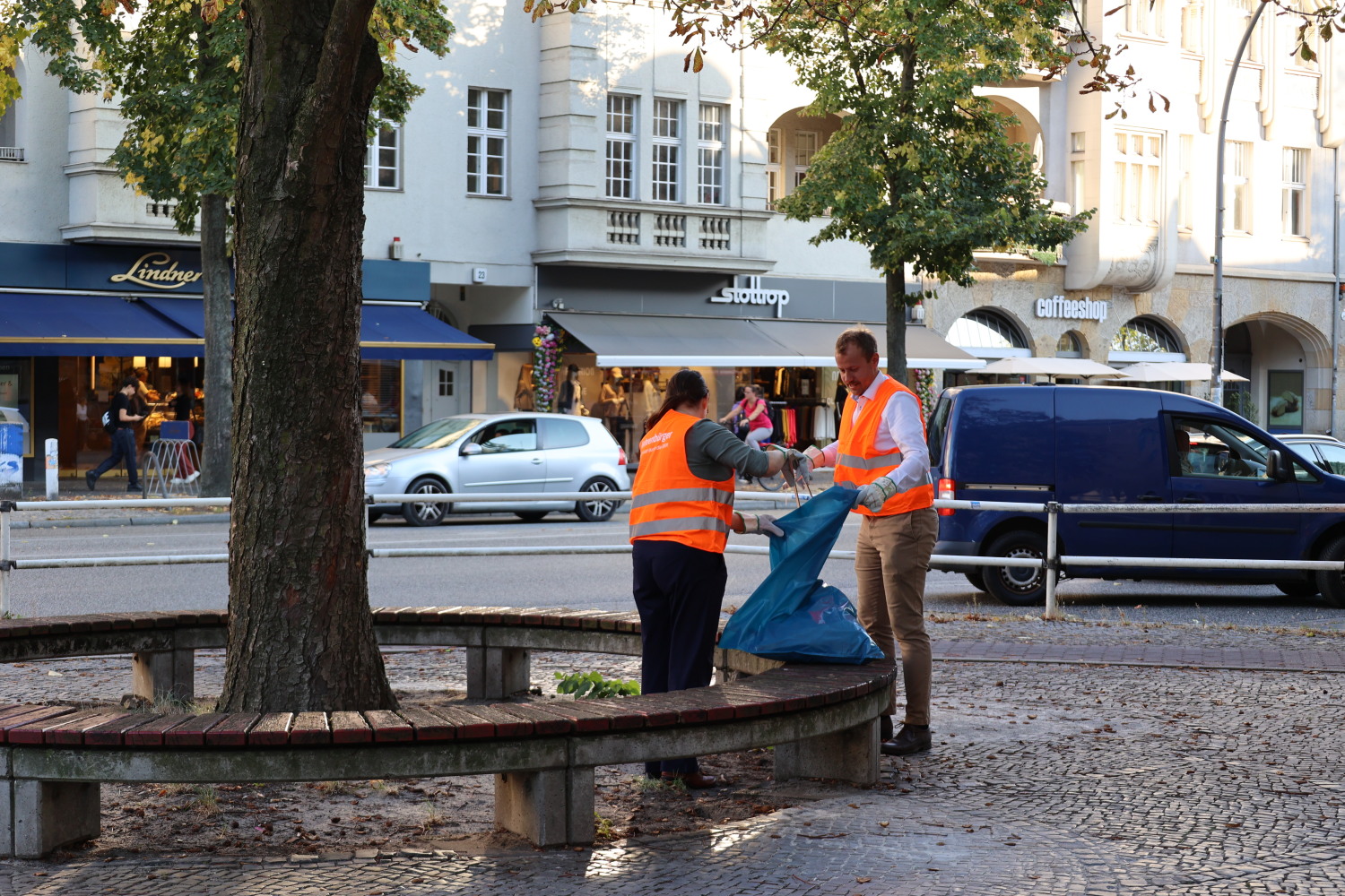 Auch vor dem Eingang zum Bürgeramt Zehlendorf wurde Müll gesammelt, rechts im Bild Bezirksstadtrat Patrick Steinhoff