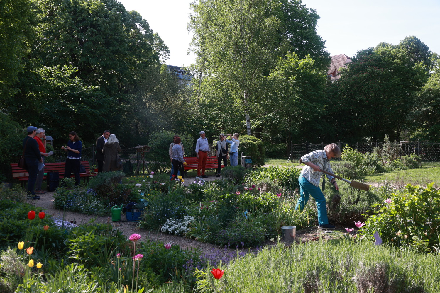 Besucherinnen und Besucher unterhalten sich auf dem Markusplatz