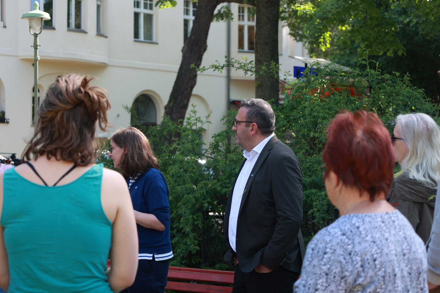 Judith Hübner (Koordinierungsstelle NUN) und Bezirksstadtrat Urban Aykal stellen die neue Bezirkskarte vor