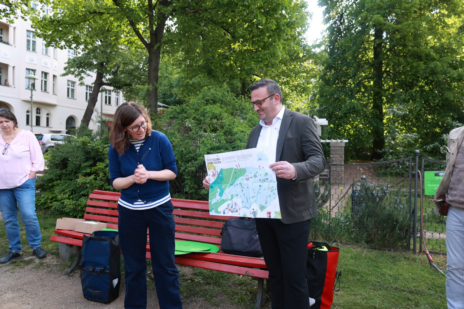 Judith Hübner (Koordinierungsstelle NUN) und Bezirksstadtrat Urban Aykal stellen die neue Bezirkskarte vor