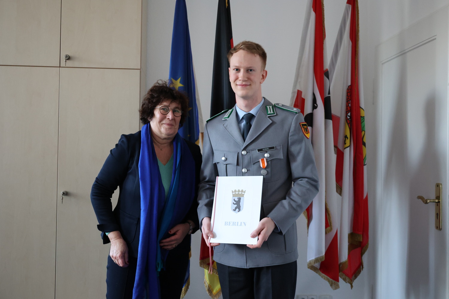 Bezirksbürgermeisterin Maren Schellenberg und Marlon Alec Günzel