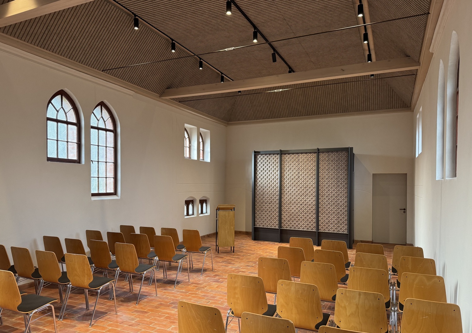 Blick in den bestuhlten Innenraum der Kleinen Kapelle