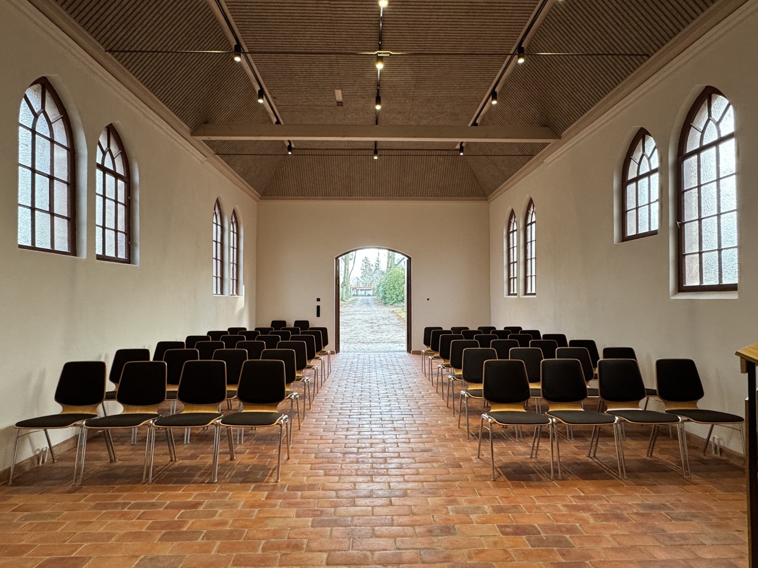 Blick in den bestuhlten Innenraum der Kleinen Kapelle